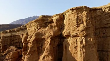 Kırgızistan 'ın kurak çöl manzarasında aşınmış kumtaşı kaya oluşumları. Yükselen drone görünümü.