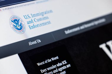 ABD ICE 'nin Balykchy, Kırgızistan' daki internet sitesi ile cihaz ekranının yakın görüntüsü - 13 Şubat 2026