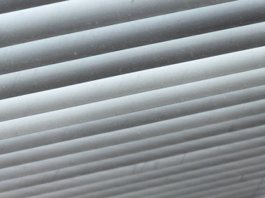 Kapalı kapılar, yumuşak gölgeler bırakan ev tozu tabakasıyla kör olur..