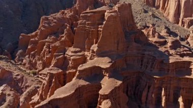 Hava görüntüsü Kırgızistan 'da aşınmış kaya oluşumlarını ve kanyonları ortaya çıkarıyor. Doğal güzellik ve sükunet bu gündüz sahnesine hakim..