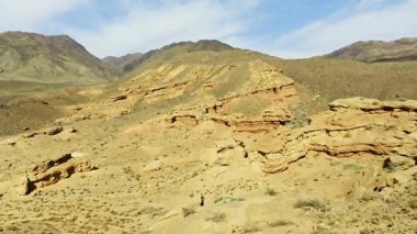 Kırgızistan 'da Kokpak Kırgızistan' ın kumtaşı kanyonlarını aşındıran hava manzarası. Dolly ileri kamera hareketi.