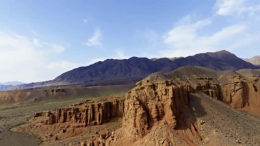 Hava görüntüsü, Kırgızistan çöllerindeki çarpıcı jeolojik aşınmış kumtaşı oluşumlarını ortaya çıkarıyor..