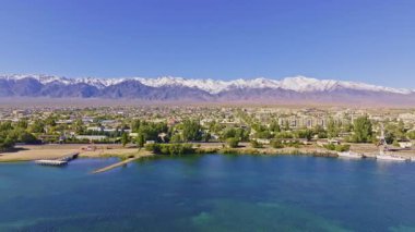 Gökyüzü manzarası, Kırgızistan 'daki Issyk-Kul gölünde rıhtıma yanaşmış renkli teknelerle Balykchy kasabasını yakalıyor..