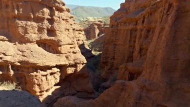 Kırgızistan çölündeki kumtaşı kanyonunda aşınmış zigzag çizen hava manzarası