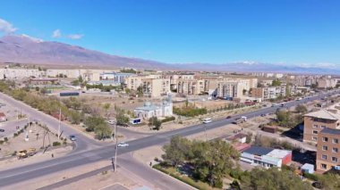 Gökyüzü görüntüsü, Balykchy, Kırgızistan 'da cami ve uzak dağlarla dolu kentsel bir çevre yakalıyor - 2 Ekim 2025