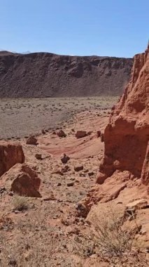 Geniş verimsiz manzaralar engebeli dağları ve Kırgızistan 'daki kuru bitkileri gözler önüne seriyordu. Sakin atmosfer doğanın gündüz güzelliğini yansıtır..
