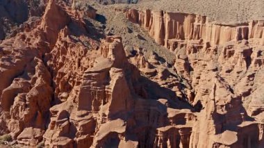 Hava görüntüsü Kırgızistan 'daki çarpıcı kaya kanyonlarını ve erozyon şekillerini yakalar. Dramatik oluşumlar eski bir huzuru çağrıştırıyor..