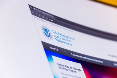 ABD göçmen bürosunun resmi internet sitesi ile bilgisayar ekranı Balykchy, Kırgızistan 'da 13 Şubat 2026