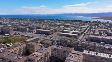 Hava manzaralı sakin Issyk-Kul göl kenarındaki görkemli dağlarla çevrili binaları yakalar. Açık gökyüzü Balykchy kasabasının huzurlu atmosferini arttırıyor..