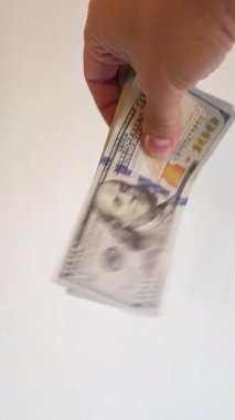 Beyaz arka planda insan eli sallanıyor..