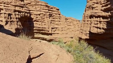 Kırgızistan çölündeki aşınmış kumtaşı oluşumları arasındaki hava manzarası. Çorak topraklar ve eşsiz kaya yapıları doğal güzellikleri sergiliyor..