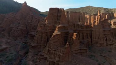 Hava manzarası Kırgızistan 'daki çarpıcı kanyon manzarasını yakalıyor. Engebeli kaya oluşumları ve aşınmış toprak sakin, dokunulmamış bir atmosfer yaratır..