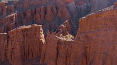 Direkt güneş ışığı altında kurak çöl kanyonunda entrika ile aşınmış kumtaşı uçurumları.