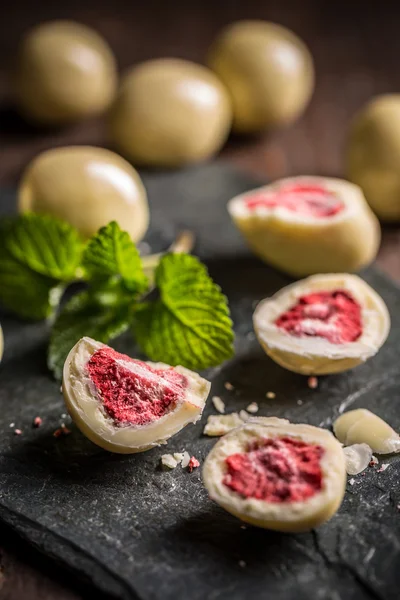 Chocolate blanco con fresa — Foto de Stock