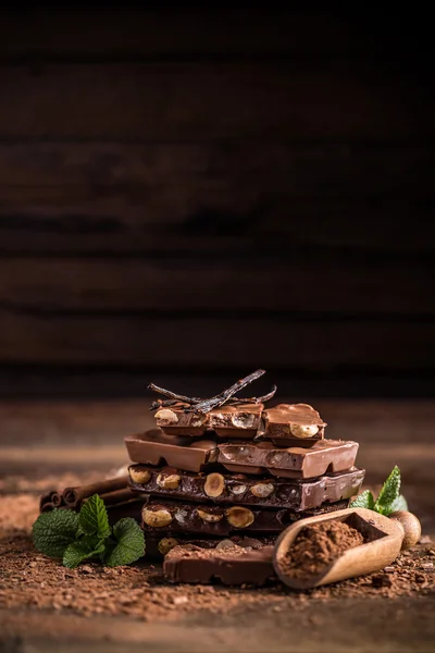 Dulce, chocolate con leche con nueces —  Fotos de Stock