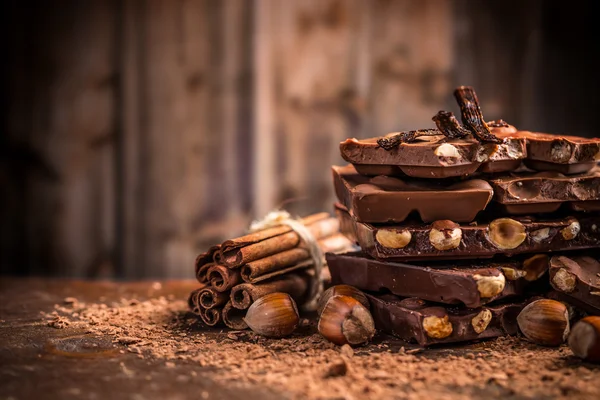 Nature morte de barre de chocolat cassée — Photo