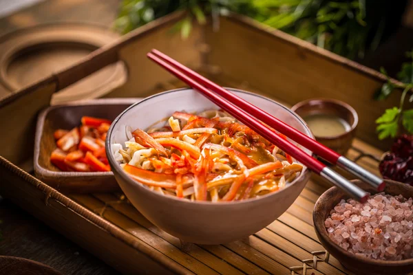 Vegetarian fried noodles — Stockfoto