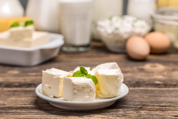 Butterwürfel auf Teller — Stockfoto