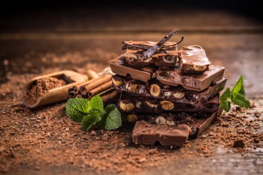 kırılmış çikolata bar