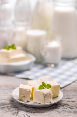 Beyaz bir tabak tereyağı küpleri