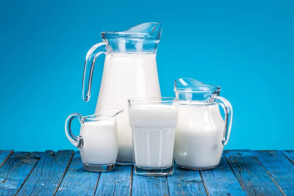 Концепция молока на голубом — стоковое фото
