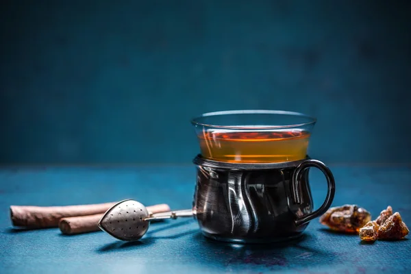 Турецкий чай в стеклянной чашке — стоковое фото