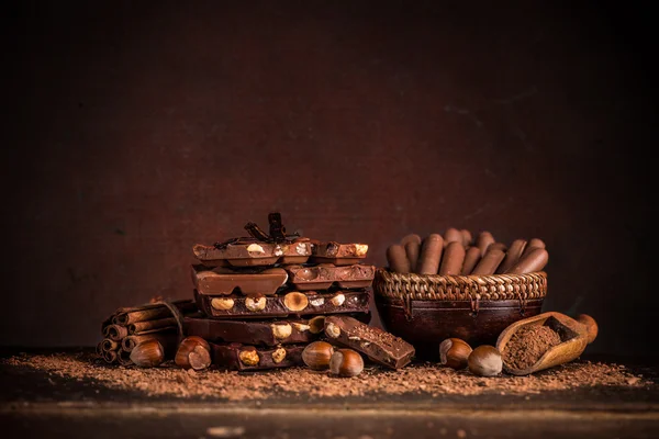 Натюрморт с набором шоколада — стоковое фото