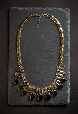 Siyah taşlarla kolye