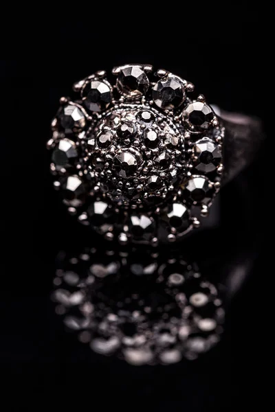 Ring mit kleinen Steinen verziert — Stockfoto