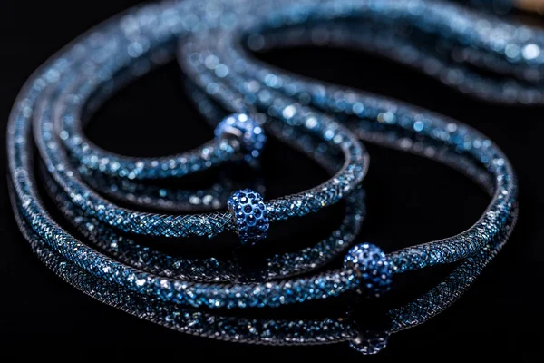 Collier avec petites pierres bleues — Photo