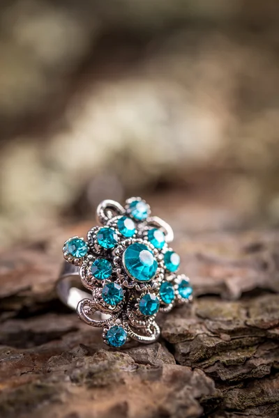 Ring met kleine blauwe stenen — Stockfoto