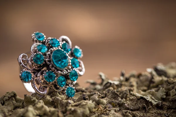 Bague avec pierres bleues — Photo