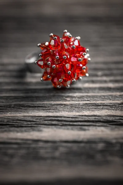 Anillo con piedras preciosas — Foto de Stock