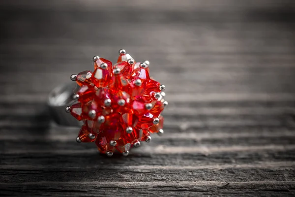 Anello gioiello con pietra rossa — Foto Stock