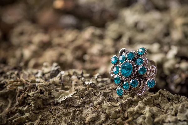 Mooie ring met stenen — Stockfoto