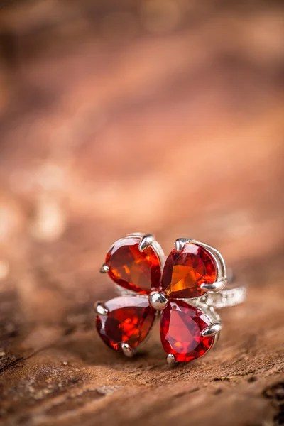 Anillo con gemas rojas —  Fotos de Stock