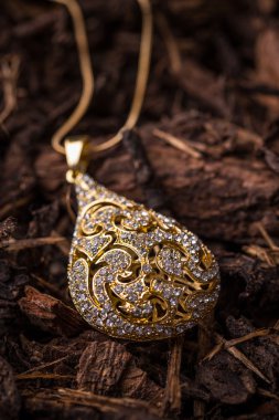 Damla şeklinde kolye