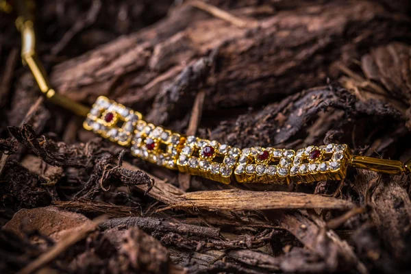 Colar dourado com strass — Fotografia de Stock