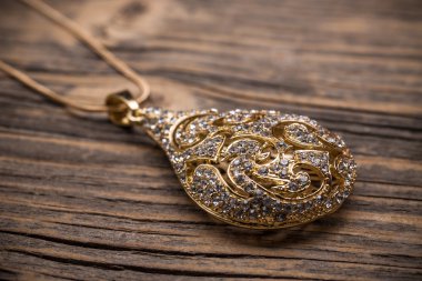 Küçük taşlarla goldplated kolye