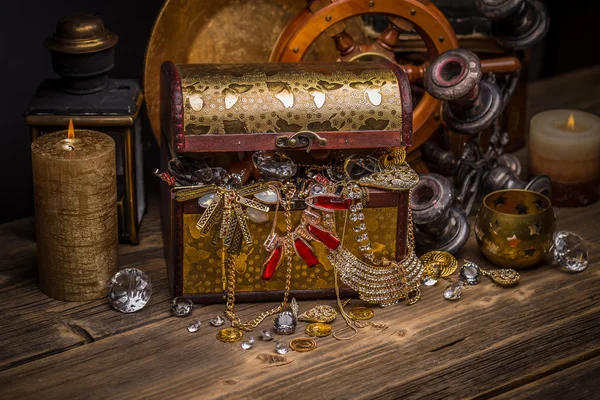 Treasure chest with jewellery — Stock Photo, Image