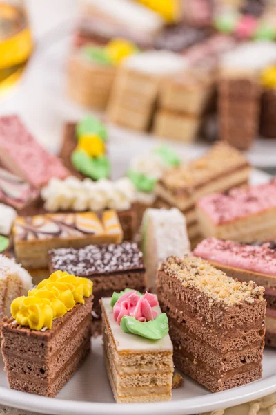 Assortiment de mini gâteaux différents — Photo