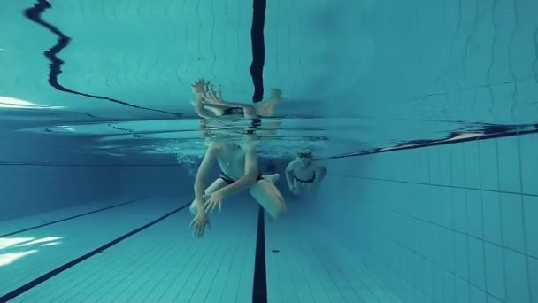 Хлопчики плавають у басейні — стокове відео