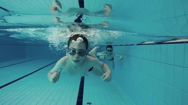Boys swimming in the pool — Stock Video