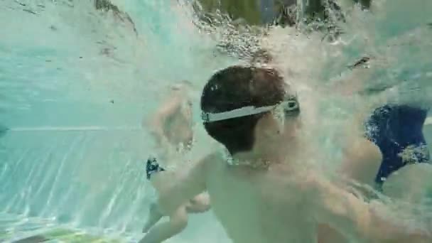 Familie im Schwimmbad — Stockvideo