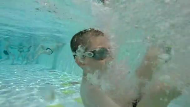 Lächelndes Kind schwimmt mit Spaß — Stockvideo