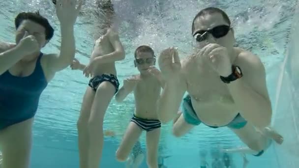 Familia en la piscina — Vídeo de stock