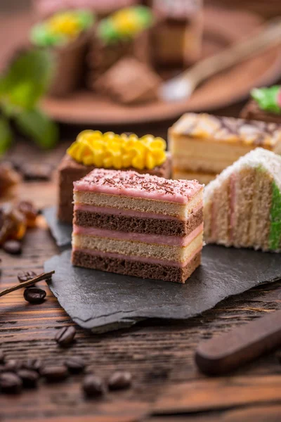 Petit gâteau carré coloré — Photo