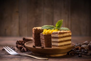 Çeşitli kek parçaları 