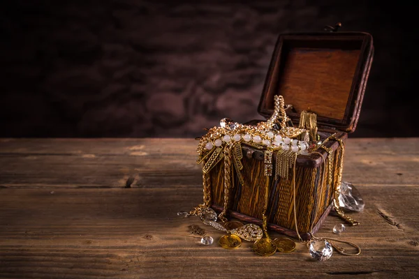 Treasure chest with jewellery — Stock Photo, Image