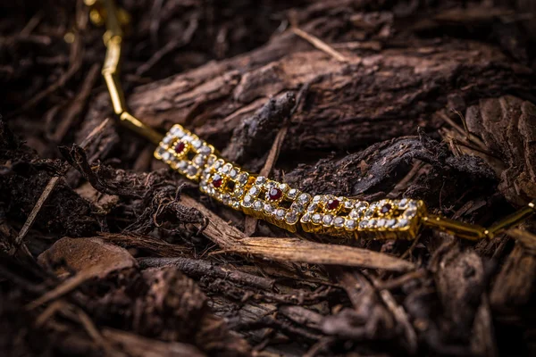 Vergoldete Halskette mit Steinen — Stockfoto
